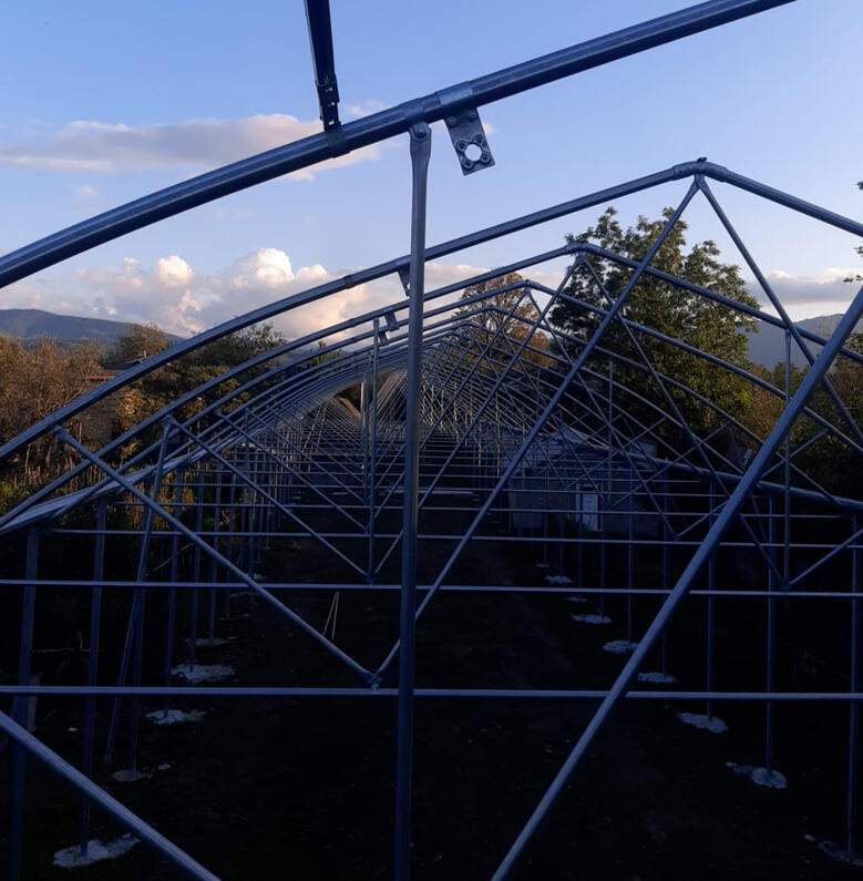 POMIDO - გალვანიზირებული სათბურის (satburi) ზედა კონსტრუქციის მონტაჟი POMIDO - გალვანიზირებული სათბურის (satburi) კონსტრუქციის ზედა ხედი